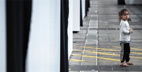 Bundesweit die gleiche Herausforderung: Geflüchtete müssen untergebracht werden, wie hier in einer zur Massenunterkunft umfunktionierten Messehalle in Frankfurt. Hier leben seit einigen Wochen mehrere hundert Migranten und Asylsuchende aus unterschiedlichen Herkunftsländern. Foto dpa