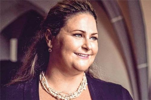 Charlotte Kindermann hat sich neben Auftritten bei Hochzeiten und Taufen auf den Gesang bei Trauerfeiern spezialisiert. Foto re