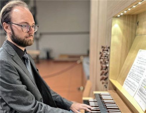 Christoph Ryser sitzt ganz konzentriert an der Orgel der Kirche Wiederkunft Christi in Kolbermoor.Foto janka