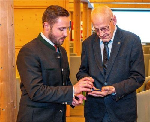 Daniel Artmann übergibt die Verdienstmedaille der Stadt Rosenheim an den Ehrenpräsidenten und Euregio-Mitgründer Walter J. Mayr.