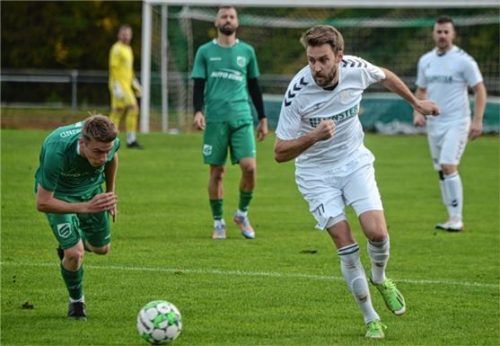 Daniel Neumeier (rechts, gegen Mike Kumberger) traf für Aschau/Inn beim Sportbund Rosenheim.Foto Franz Ruprecht