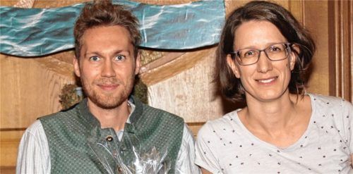 Das Ehrenamt des Gemeinderates muss das jüngste Gremiumsmitglied Florian Haidacher (Grüne) an seine Listennachfolgerin Dr. Jessika Lemke weiterreichen.Foto Schmidt