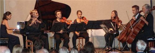 Das „erweiterte“ Turmalin-Quartett: (von links) Yume Hanusch, Alice Guinet, Marija Hackl, Angela Büsel, Mayumi Hanusch, Rafael Hanusch und Birgit Saßmannshaus.Foto burlefinger