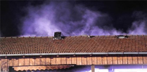 Das Feuer brach im Dachgeschoss des Einfamilienhauses aus. Die Brandursache ist noch nicht geklärt. Foto Reisner