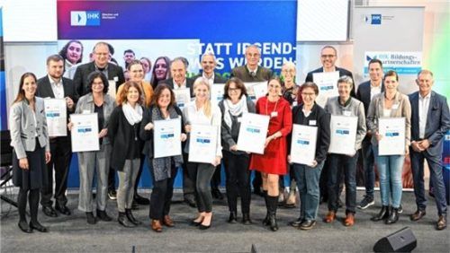 Das Gruppenbild zeigt die ausgezeichneten Bildungspartner. Foto  Hase/ IHK München