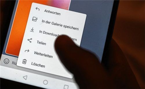 Das Jugendschöffengericht Rosenheim verurteilte jüngst einen 21-Jährigen aus dem Raum Rosenheim. Er hatte unter anderem Nacktbilder seiner damals 13-jährigen Freundin auf dem Handy gespeichert. Foto dpa (Beispielbild)