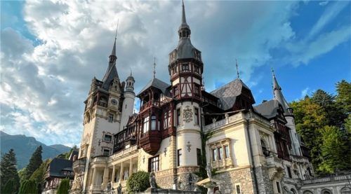 Das Königsschloss Peles beinhaltet eine sehenswerte Sammlung.