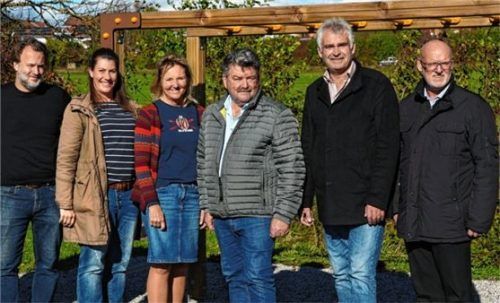 Das neue Hangelgerüst am Höslwanger Sportplatz wurde von (von links) LAG-Manager Christian Fechter, Manuela Politz und Maria Gehrlein vom SV Höslwang, LAG-Vorsitzenden Reithmeier, Höslwangs Bürgermeister Hans Murner sowie dem Leader-Koordinator Johann Kölbl in Augenschein genommen. Foto sV Höslwang