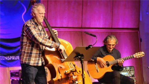 Das schwedisch-ungarische Duo von Anders Jormin (Bass) und Ferenc Snetberger (Gitarre) bescherte dem Publikum musikalische Feinkost.Foto friedrich