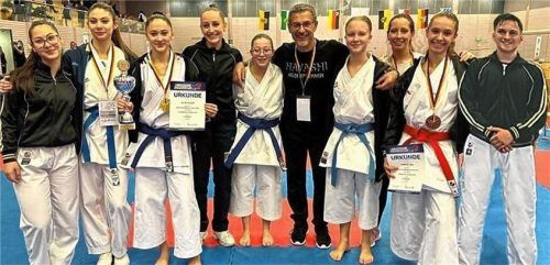 Das Team Asia Sports Waldkraiburg (v. links) Alexandra Wolf, Cristina Fratila, Julia Legler, Jessica Vlai, Lilli Dressler, Sensei Adnan Akgün, Magdalena Ehling, Betreuerin Anika Schmidt, Tamara Libik und Vincent Lampersberger. Foto Asia Sports