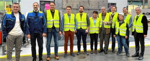 Das Unternehmen AMAG components hat zum Firmentag eingeladen. Bei einer Führung durch die Fertigung wurde der sogenannte „Masterplan“ vorgestellt. Foto Hinmüller