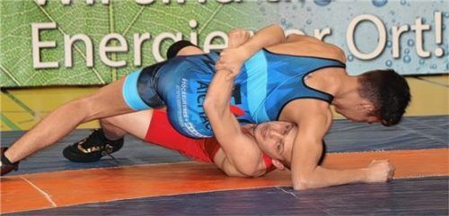 David Dik (rotes Trikot) hatte trotz der Mannschaftsniederlage einen guten Tag. Foto TV Traunstein