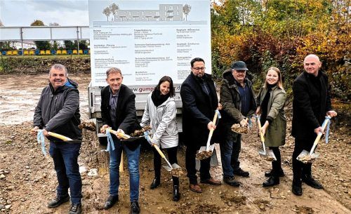Dem ersten Spatenstich werden noch viele folgen, bis aus der Planzeichnung Realität geworden ist. (Von links) Josef Weidinger vom Bauunternehmen Gumpendobler, Bürgermeister Dr. Tobias Windhorst, Architektin Marie Gast, Robert Augustin, technischer Leiter der Kreiswohnbau, Bauunternehmer Otto Gumpendobler, Martina Weißbuchner vom Ingenieurbüro Wagner-Weißbuchner und Josef Hurnaus, Geschäftsführer der Kreiswohnbau. Foto krb