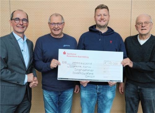 Den Spendenscheck überreichten Franz und Tobias Singhammer (Zweiter und Dritter von links) an den Geschäftsführer der Kinderklinik Peter Wichelmann (links) und an den Vorsitzenden der Stiftung, Dr. Ulrich Feldmann. Foto Rehberg