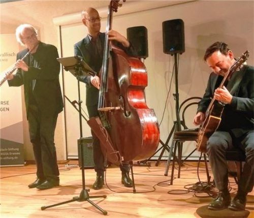 Der aus Film und Fernsehen bekannte Schauspieler August Zirner (von links) trug nicht nur Texte vor, sondern erwies sich als versierter Spieler auf der Querflöte, zusammen mit Sven Faller am Bass und Philipp Stauber an der Gitarre. Foto Giesen