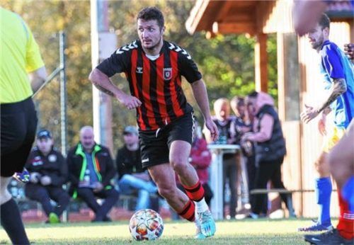 Der Druck wird größer: Ante Petrovic und der VfL Waldkraiburg fahren als Letzter nach Langengeisling.Foto mb.presse