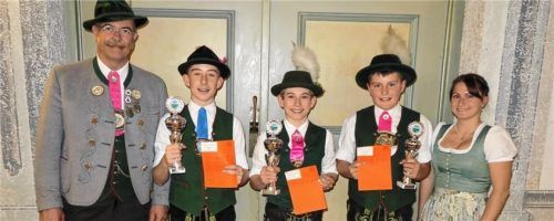 Der Gauvorsitzende Pankraz Perfler (links) und die Gaudirndlvertreterin Veronika Bauer gratulierten den Bestplatzierten der Altersklasse II (von links) Adrian Lackovic aus Degerndorf, Ferdinand Ganslmaier aus Hochstätt und Sebastian Asböck aus Emmering.Foto re