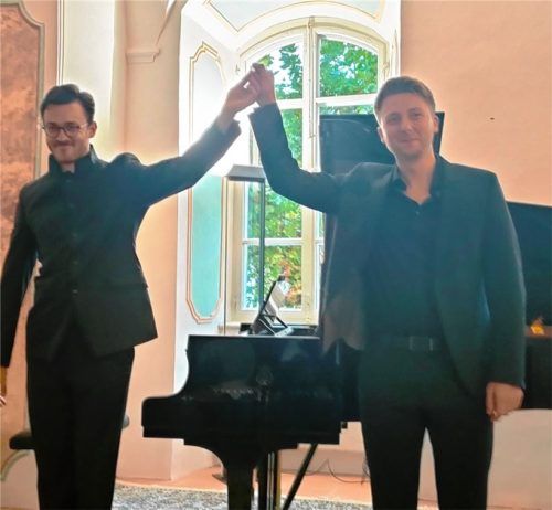 Der junge Bariton Jonas Müller (rechts), begleitet von Aris Alexander Blettenberg am Flügel, sang Franz Schuberts „Die Winterreise“ im Bibliothekssaal des Augustiner Chorherrenstiftes. Foto Giesen