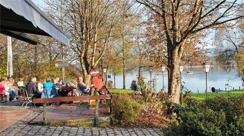 Der Kurvenwirt in Baierbach hat treue Gäste, die warm eingepackt die Herbstsonne genießen. Obwohl der Kiosk geschlossen ist. Ein neuer Pächter soll noch dieses Jahr gefunden werden. Foto Beate Göbel