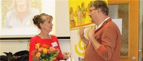 Der neu gewählte stellvertretende Vorsitzende Thomas Unger dankte der scheidenden Vorsitzenden Erika Spohn. Foto  Kreisjugendring Rosenheim