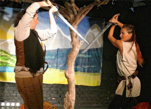 Der reisende Barde (links: Susi Hirl) übt mit Wanja (Regina Moser) den Schwertkampf.Foto Janka