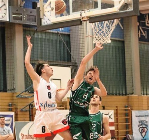 Der Rosenheimer Bartautas Linartas (rechts) in der Defensive unter dem eigenen Korb.Foto Roland Halmel