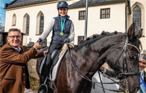 Der Samerberger Bürgermeister Georg Huber gratuliert Leonie Saugspier zum Gewinn der Goldmedaille bei der Europameisterschaft. Foto Rainer Nitzsche