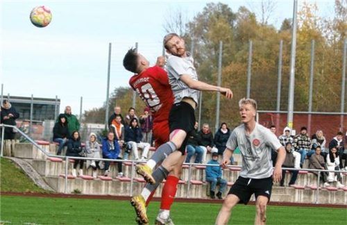 Der Sechziger Maximilian Pichler im Kopfballduell mit Forstinnings Nico Weismor, gebannt verfolgt vom Rosenheimer Florian Grundner.Foto Wolfgang Fehrmann