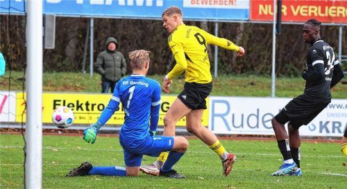 Der SV Kirchanschöring mit Jonas Kronbichler (Mitte) besiegte den VfR Garching mit 3:0.Foto mb.presse – Butzhammer
