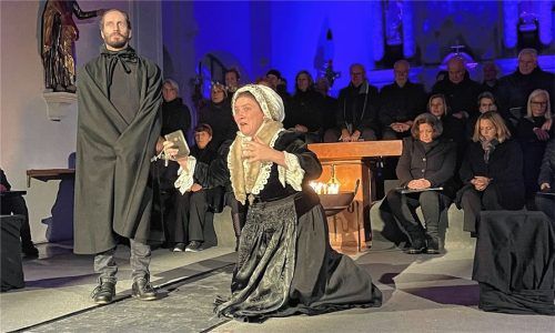 Der Tod (Xaver Brückner) bleibt unbarmherzig: Die Krämerin (Elisabeth Maier) muss mit – da hilft kein Bitten und Flehen, da nützt auch kein Bestechungsversuch.Foto Kirchner