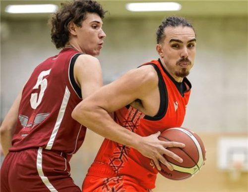 Der Traunsteiner Lukas Blank (rechts) behauptet den Ball gegen Tilo Hilzensauer. Foto Hans Weitz
