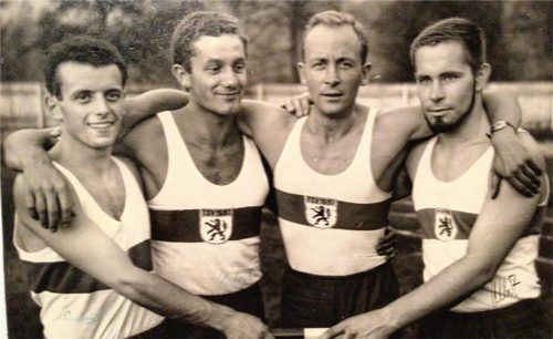 Die 1964er 4-x-100-Meter-Staffel des TSV Wasserburg: Mit 45,0 Sekunden stellten Rudolf Trenkwalder, Herbert Moritz, Uli Richter und Albert Fichtner (von links) am 29. September 1964 einen neuen Vereinsrekord auf.Ludwig Stuffer
