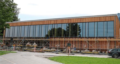 Die Arbeiten an der Verkleidung der Priental-Halle sind mittlerweile abgeschlossen. Auch der Innenausbau schreitet zügig voran. Foto  Rehberg