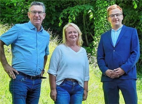 Die beiden Bürgermeister Georg Huber vom Samerberg (links) und Christoph Schneider aus Neubeuern (rechts) arbeiten bei der Flüchtlingshilfe interkommunal zusammen. Bernadette Scheffter unterstützt Geflüchtete und Helferkreise sowie die Rathäuser beider Gemeinden.Foto re