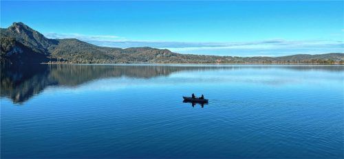Die Berge spiegeln sich im klaren Wasser des Kochelsees. Foto Maria Weber