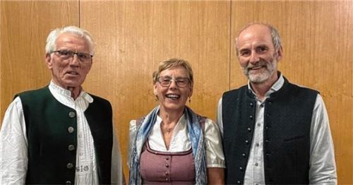 Die ehemaligen Kreisverbandsvorsitzenden Sepp Gartner (links) und Franziska Kröll freuen sich mit dem amtierenden Kreisvorsitzenden Rainer Steidle über das 50-jährige Bestehen. Foto Kirchner