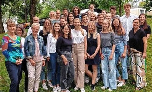 Die frisch examinierten Physiotherapeuten und Spitzenabsolventin Isabella Toll freuen sich mit den Lehrern sowie Professor Dr. Sabine Ittlinger (Dritte von links) und der stellvertretenden Schulleiterin Andrea Nallinger (Zweite von rechts).Foto romed kliniken