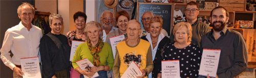 Die Geehrten des SV-DJK Kolbermoor freuen sich über die Anerkennung durch Vorstandssprecherin Sabine Balletshofer-Wimmer (Vierte von rechts).Foto Sedlbauer