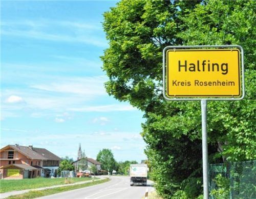 Die Gemeinde Halfing nahm im vergangenen Jahr einen Kredit von 1,7 Millionen Euro auf, um zwei Grundstücke in der Ortsmitte zu kaufen. Foto Kirchner