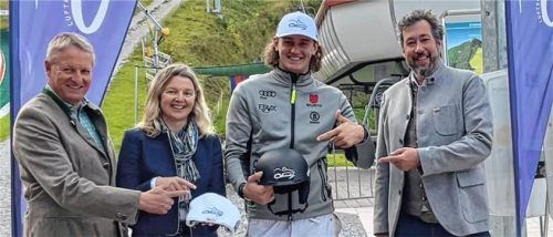Die Gemeinde Oberaudorf hat sich dazu entschlossen, den jungen Ski-Athleten Simon Widmesser zu unterstützen, indem sie ihn sponsert. Von links: Hannes Rechenauer (Erlebnisberg Oberaudorf Hocheck), Martina Schweinsteiger (Leiterin Tourist-Information Oberaudorf), Simon Widmesser, Dr. Matthias Bernhard (Erster Bürgermeister Oberaudorf, FW) vor dem Skigebiet Hocheck an der Talstation.Foto Steffenhagen