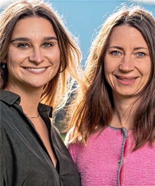 Die Geschäftsführerinnen der Ökomodellregion Hochries-Kampenwand-Wendelstein, Stephanie Wimmer (links) und Stefanie Adeili, werben mit ihren Projekten für die Weiterführung der Mitgliedschaft der Kurstadt.Foto RE