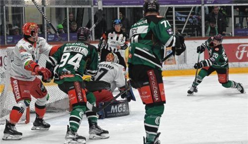 Die große Chance durch Manuel Strodel (rechts) zum 4:4-Ausgleich. Foto Hans-Jürgen Ziegler