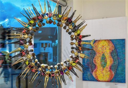 Die hellen und dunklen Seiten von Erziehungsidealen und überkommene Geschlechterrollen hinterfragt Eva Dahn-Rubin in ihrer Installation „Verbunden“. Dahinter an der Wand ist das Gemälde „Weiblich“ von 2018 zu sehen.Foto effner