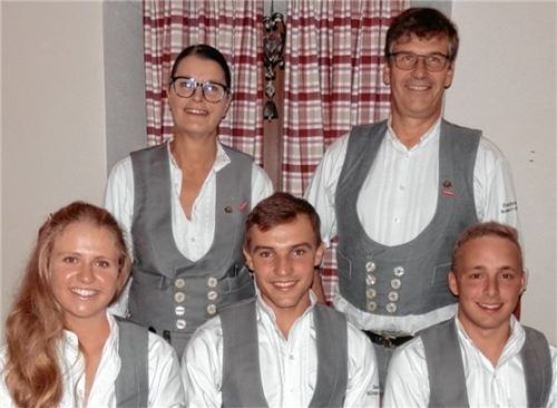 Die Innungsbesten: (Vorne, von links) Julia Deißenböck, Johannes Tafelmeier und Andreas Spierer mit (stehend, von links) der Vorsitzenden der Prüfungskommission Angela Kneißl-Rehwald und Obermeister Peter Heiß. Foto Maier