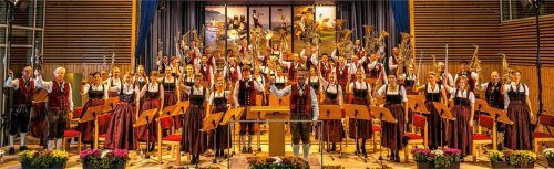Die Musikkapelle Samerberg heißt das Publikum mit dem Musikantengruß beim 50. Herbstkonzert willkommen. Zudem begeisterte sie das Publikum mit einer besonderen Reise durch traditionelle Melodien.Foto Nitzsche