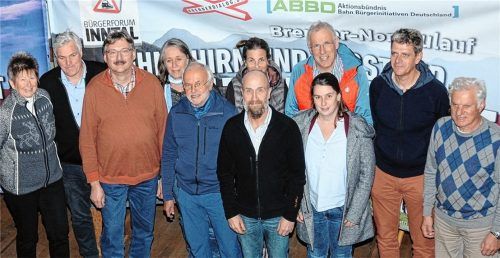 Die neu gewählte Vorstandschaft: (von links) Rechnungsprüferin Brunhilde Rothdauscher, stellvertretender Schatzmeister Martin Schmid, der neu gewählte Vorsitzende Thomas Unger, Schatzmeisterin Christine Baumann, Beisitzer Jakob Mangold-Boldt, Schriftführerin Andrea Jande, Zweiter Vorsitzender Benno Schmid, die Beisitzer Theo Geflitter, Daniela Kuhlmann, Helmut Enzinger und Gottfried Otte. Zweiter Rechnungsprüfer Erich Rasinger, die Beisitzer Hans Walk, Peter Margraf und Klaus Spatzier sowie der stellvertretende Schriftführer Dr. Frieder Storandt.Foto Reischl-Zehentbauer