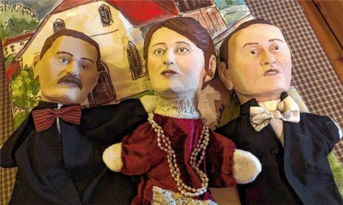 Die neuen Theaterpuppen für „Hiatablattl“. Das Stück hat am 25. November Premiere Foto Hoffmann