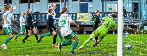 Die neuerliche Führung für Bad Aibling: Amani Kurzmeier (Zweiter von rechts) schießt zum 3:2 ein.Foto Dirk Habermann