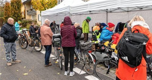 Die Reparaturstelle war stark besucht. Die Fachleute von den „Radl-Checkern“ übernahmen die Kontrolle auf Verkehrssicherheit und führten kleinere Reparaturen auch gleich durch.