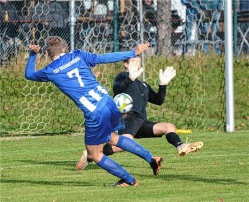 Die Riesenmöglichkeit zur Brannenburger Führung, aber Sven Bender scheitert.Foto Franz Ruprecht